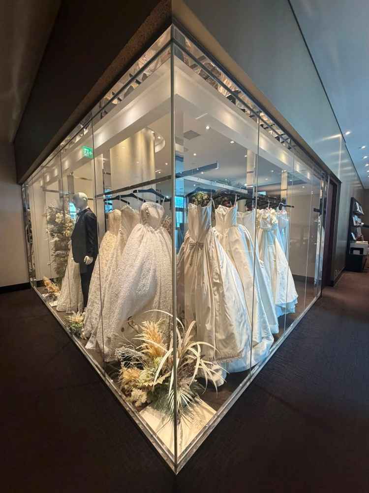 施設内のウェディングドレスの展示です。奇麗なドレスでした