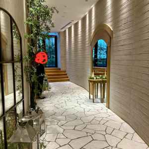 チャペルに向かい道中もとてもおしゃれで映えスポット。エレベーター降りて向かうまでもワクワクしました。