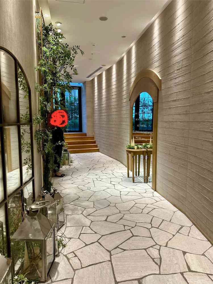 チャペルに向かい道中もとてもおしゃれで映えスポット。エレベーター降りて向かうまでもワクワクしました。