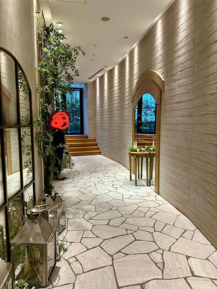 チャペルに向かい道中もとてもおしゃれで映えスポット。エレベーター降りて向かうまでもワクワクしました。