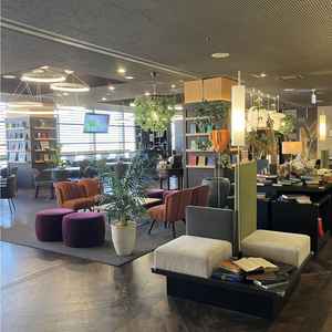 ゲストのウェイティングルームは非常に広かったです。ウェルカムドリンクもありゆっくり寛げる空間でした。