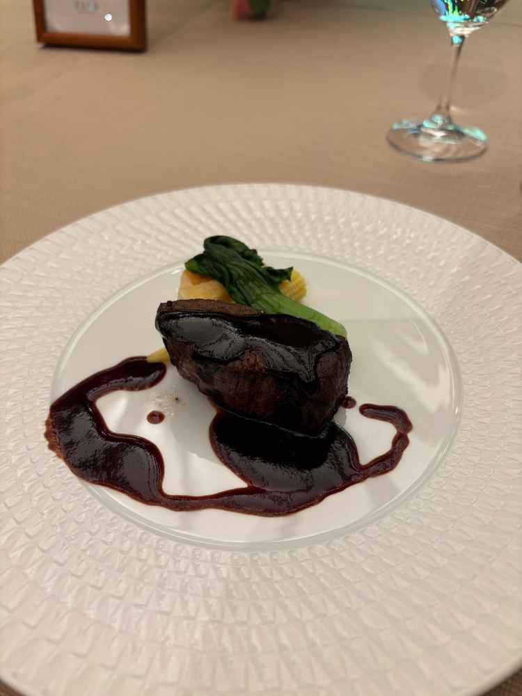 試食がとても美味しかったです。アミューズ、パン、メインとスパークリングワインを出していただきました。