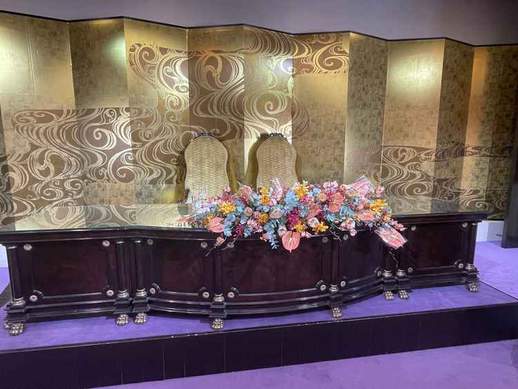 豊明。写真ほど紫が派手ではなく、落ち着いている。こちらは実際に見学して雰囲気を確かめる価値があった。