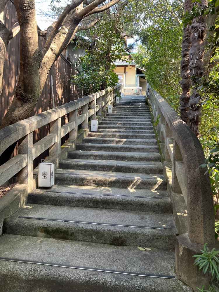 ドラマで見ていた階段は雰囲気のある石階段でここでも写真撮影ができる。