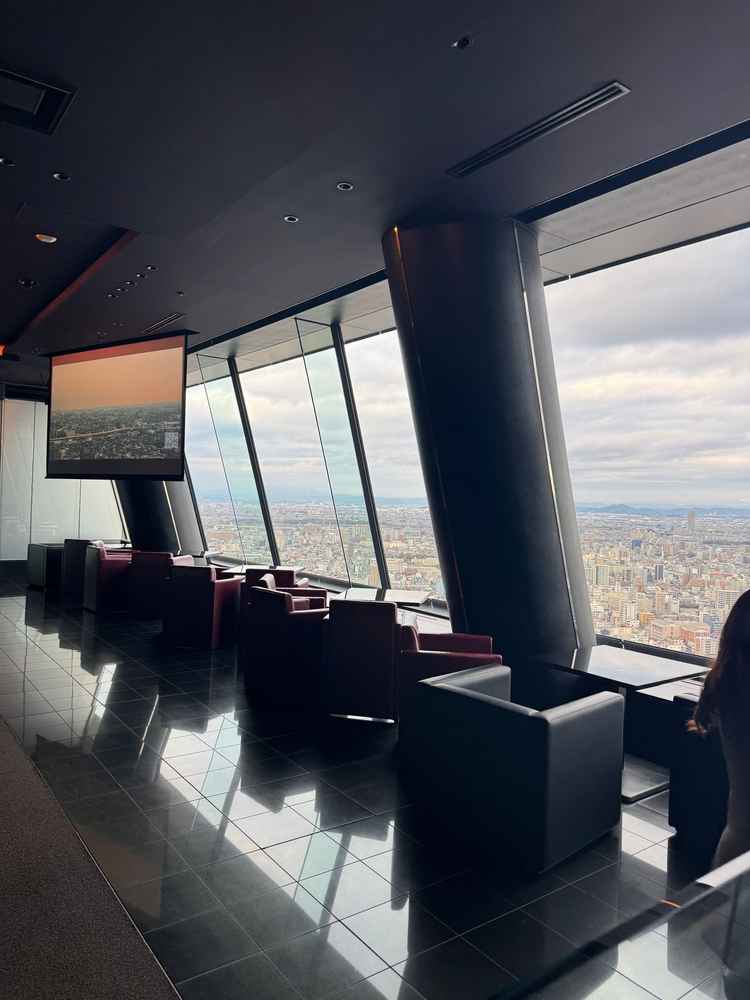 受付と待合室になるエリア。大きな窓で名古屋の景色が目の前に広がっています。名古屋城も見えました。