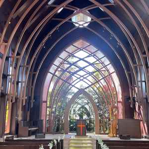 自然光が差し込む開放感のあるチャペルです。