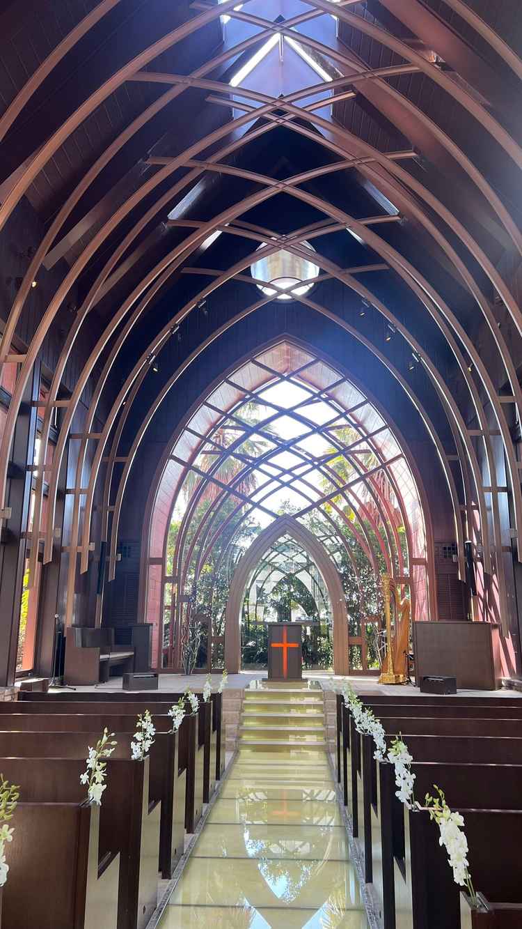 自然光が差し込む開放感のあるチャペルです。