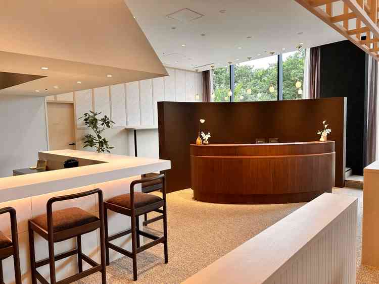 【受付】落ち着いた雰囲気と、適度な広さがあり待つには十分な空間。裏のスペースは写真置くなど可能。