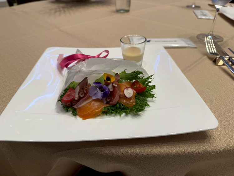 前菜、ブーケのデザインが素敵でした。