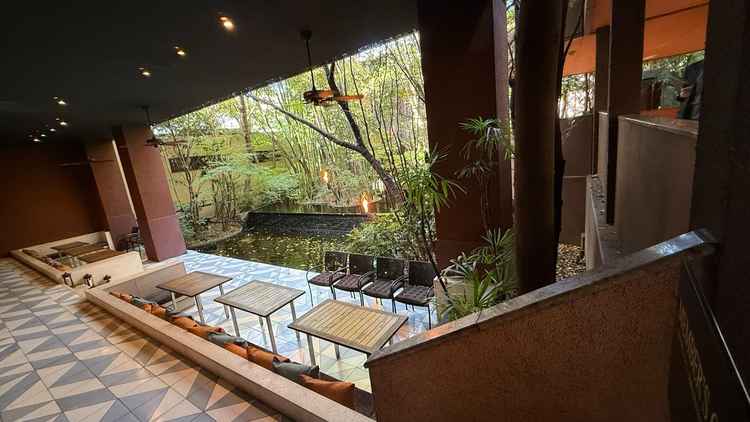 待合室の目の前のテラス。自然と水辺がオシャレな雰囲気とマッチしていて、上品な空間が演出されていた。