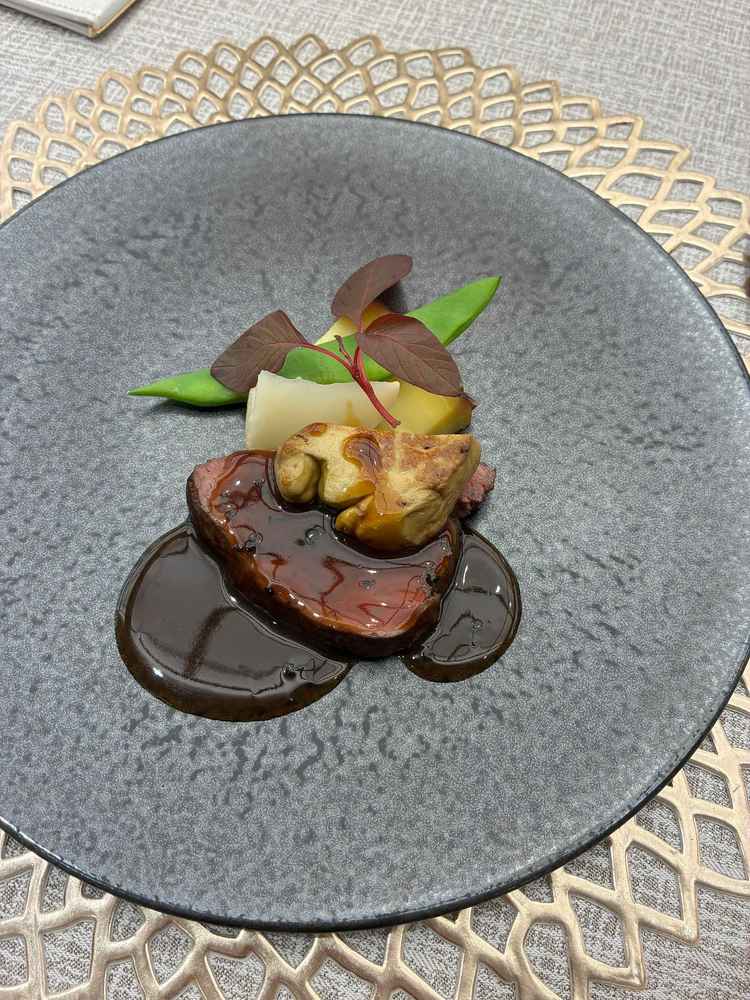 試食。メインの肉料理。牛肉の上にフォアグラが乗っている。