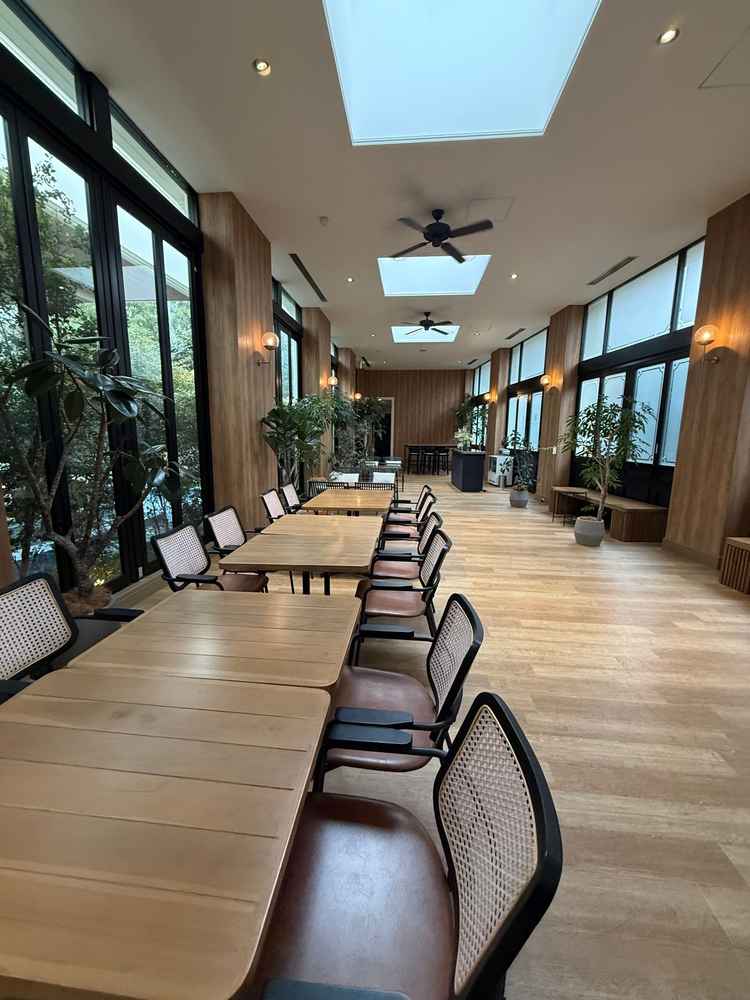 待合スペース、ここはナチュラルな雰囲気でメリハリがある