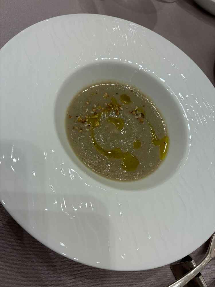 ごぼうのスープ。ごぼうの香りが香ばしくてクリーミーで美味しかった