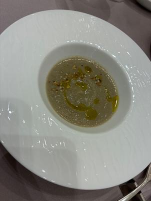 ごぼうのスープ。ごぼうの香りが香ばしくてクリーミーで美味しかった