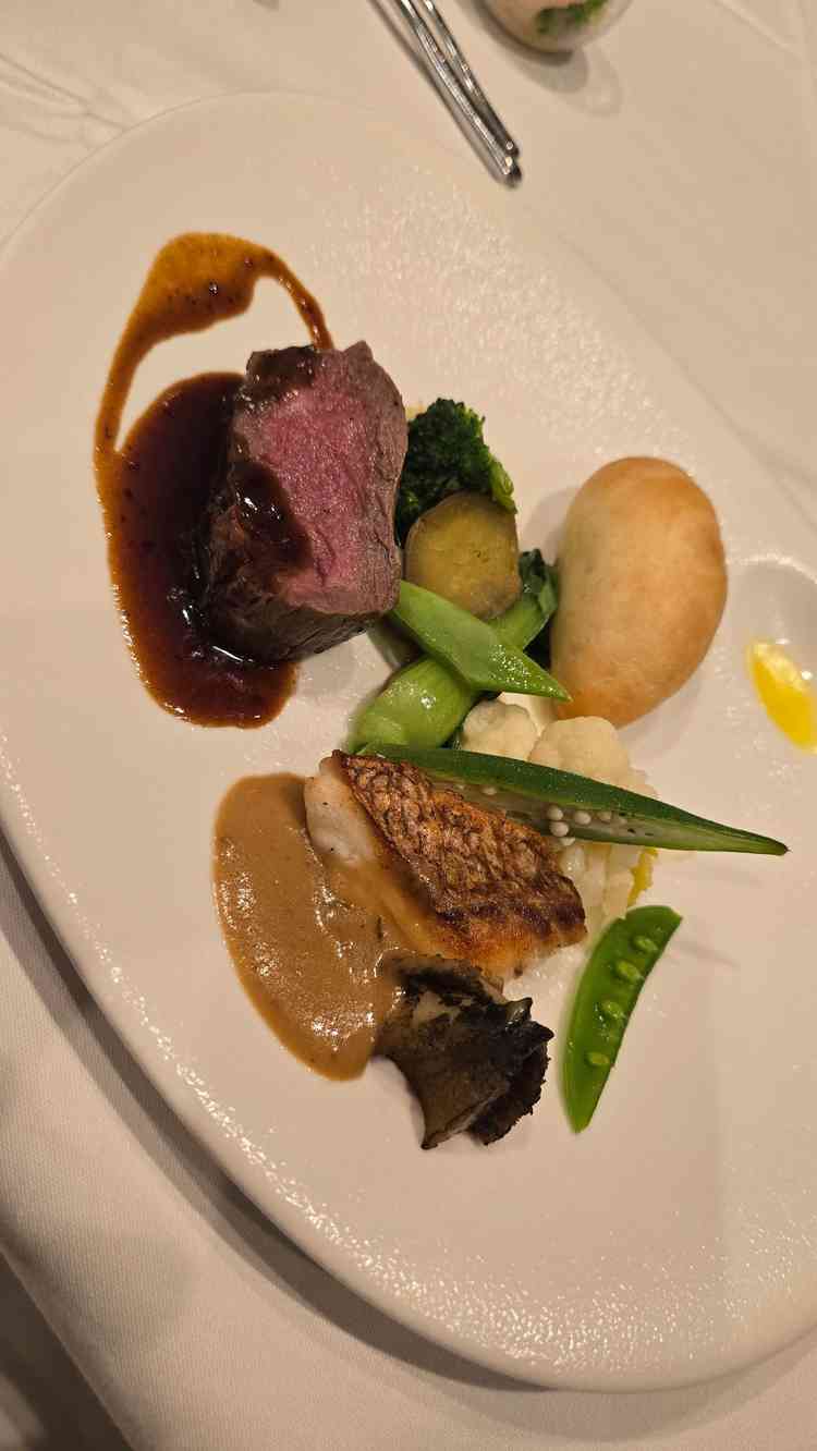 フレンチと和の融合したお料理。お醤油が使われていたりと、どこか親しみのある味で食べやすかったです。