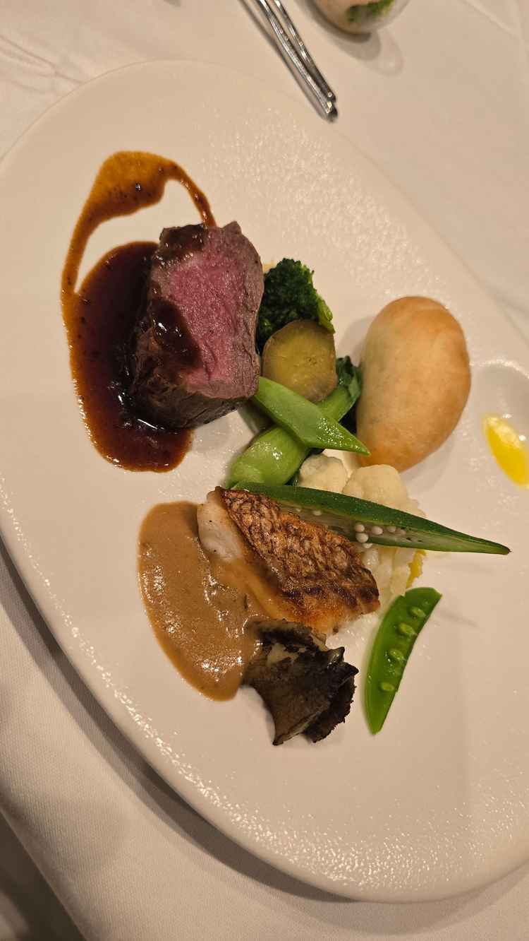 フレンチと和の融合したお料理。お醤油が使われていたりと、どこか親しみのある味で食べやすかったです。