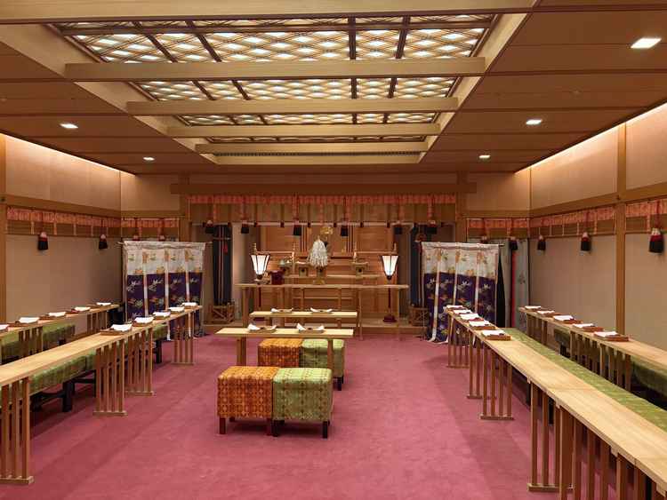 神前式かキリスト教式か迷っていたため、神殿を見せていただきました。