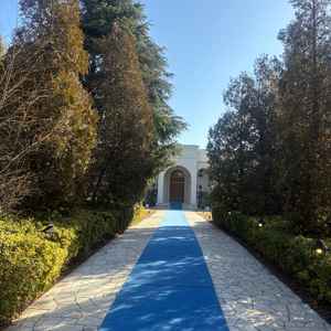 大きな黒い門を私たちの為にわざわざ開けてくださり、当日ゲストの方々が入場するルートを見せてくださった