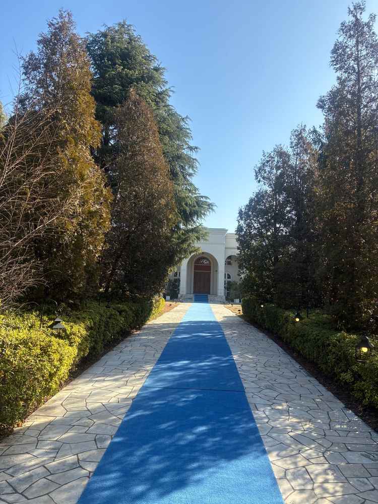 大きな黒い門を私たちの為にわざわざ開けてくださり、当日ゲストの方々が入場するルートを見せてくださった