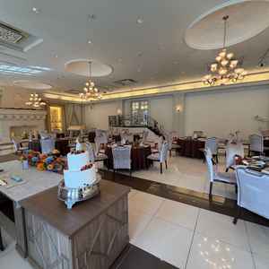 披露宴会場。シャンデリアが華やかで、上品な雰囲気の会場でした。