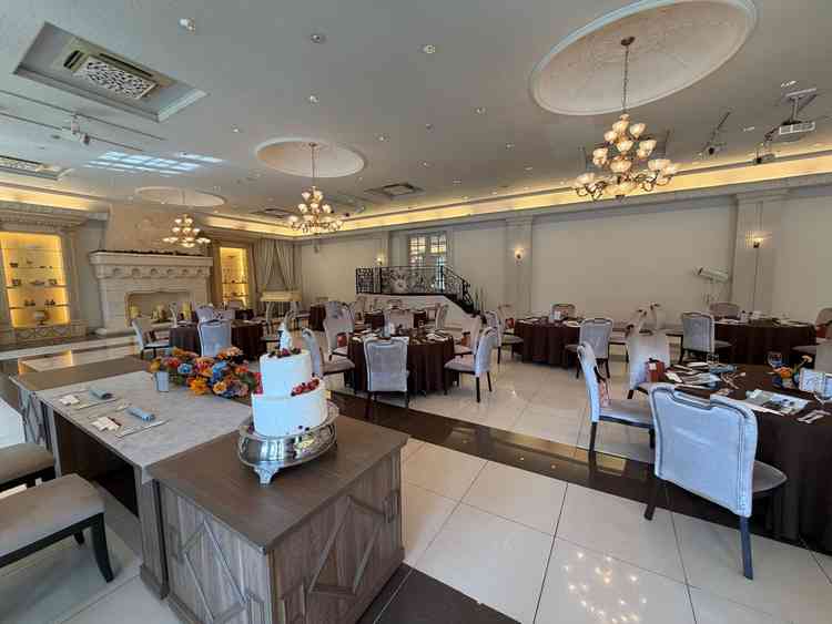 披露宴会場。シャンデリアが華やかで、上品な雰囲気の会場でした。