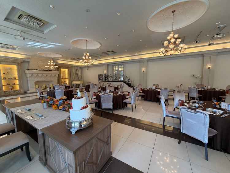 披露宴会場。シャンデリアが華やかで、上品な雰囲気の会場でした。