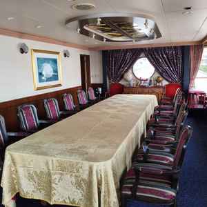 ゲストの待合室です。中世ヨーロッパのお屋敷をイメージさせるような装飾でした。