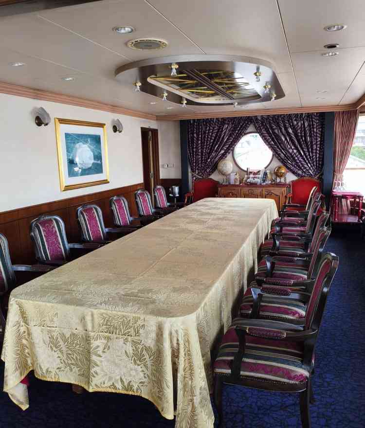 ゲストの待合室です。中世ヨーロッパのお屋敷をイメージさせるような装飾でした。