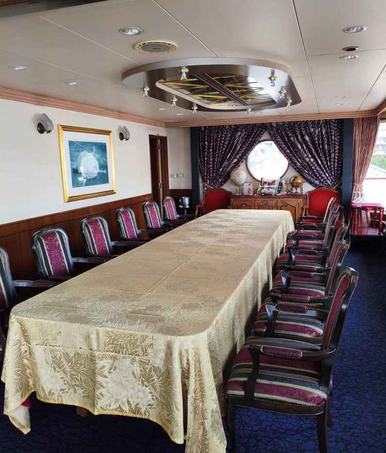 ゲストの待合室です。中世ヨーロッパのお屋敷をイメージさせるような装飾でした。