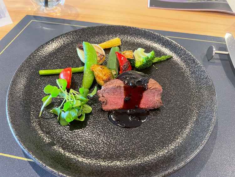 コース料理の肉料理は、すごく美味しかった！試食にでてくるのは、びっくりでした
