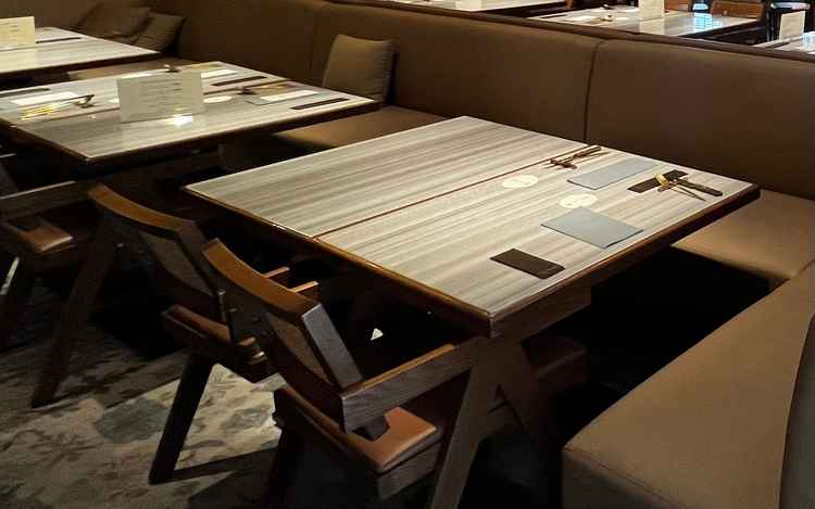 案内された披露宴会場の試食テーブル。普通にレストランを利用する他のお客さんもいました。