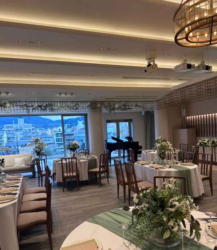 披露宴会場の写真。テラスから鴨川が眺められて京都を感じられテラスではビュッフェを楽しむ事ができる。