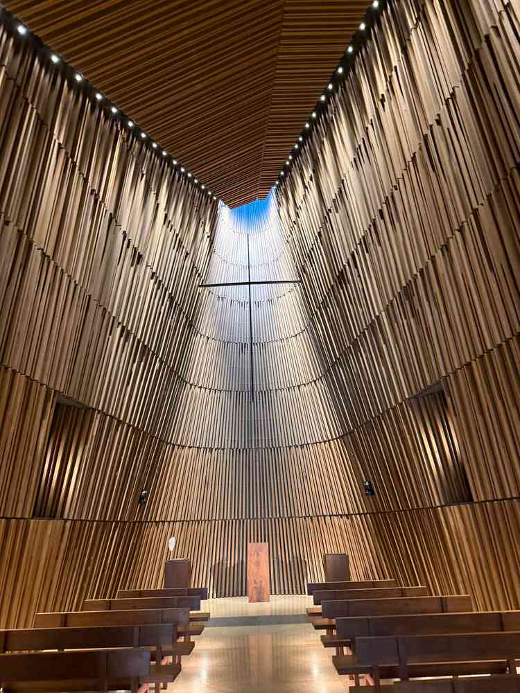 挙式会場。天井も高く壮大な雰囲気と木の柔らかい雰囲気で素敵な空間でした