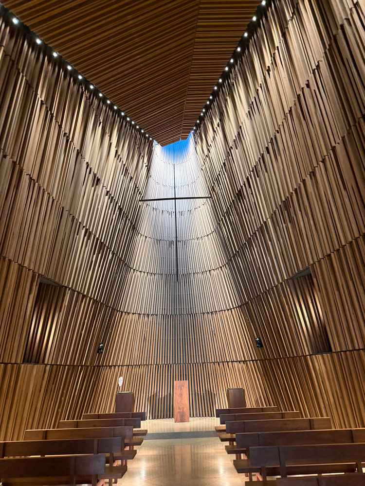 挙式会場。天井も高く壮大な雰囲気と木の柔らかい雰囲気で素敵な空間でした