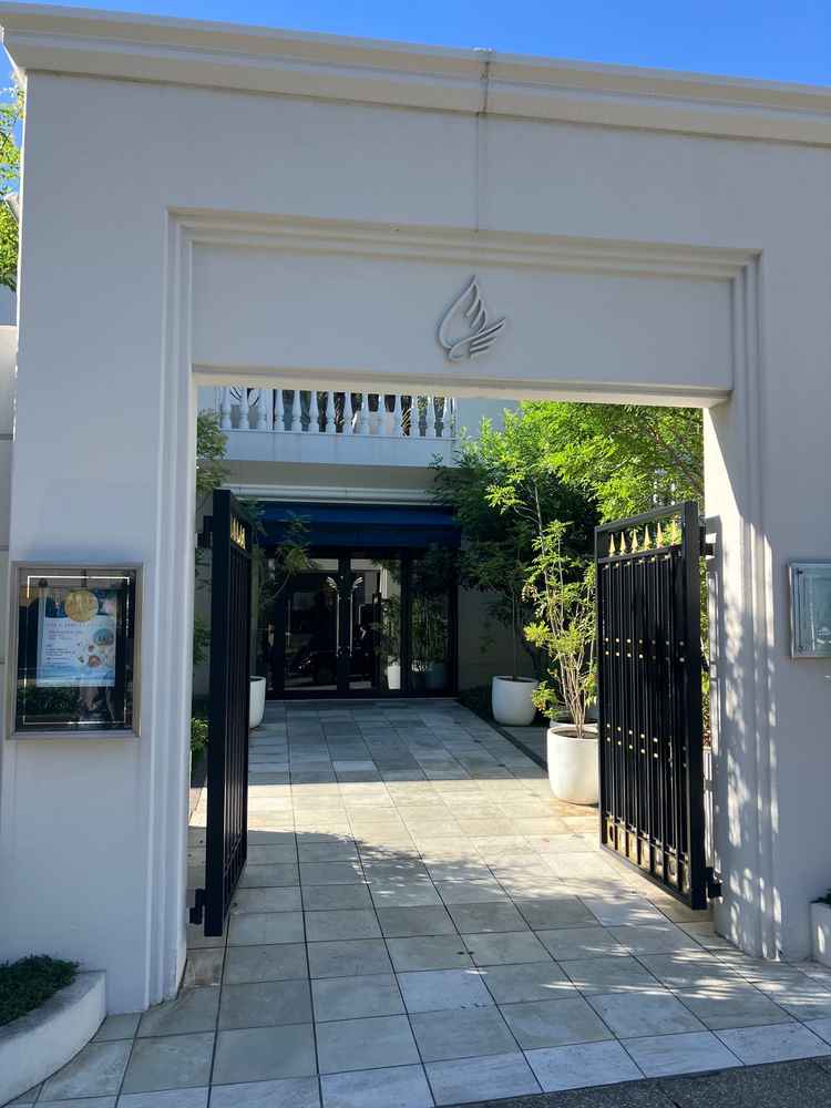 建物の正面玄関。門が大きく映えると思った。