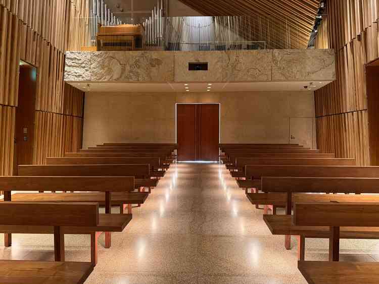 挙式会場。新郎新婦からの目線。バージンロードが広くドレスが綺麗に見えそうです