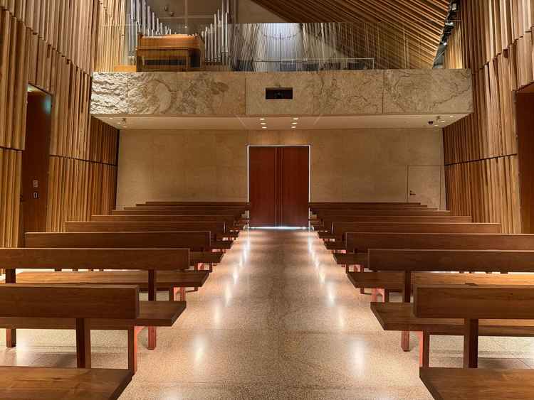 挙式会場。新郎新婦からの目線。バージンロードが広くドレスが綺麗に見えそうです