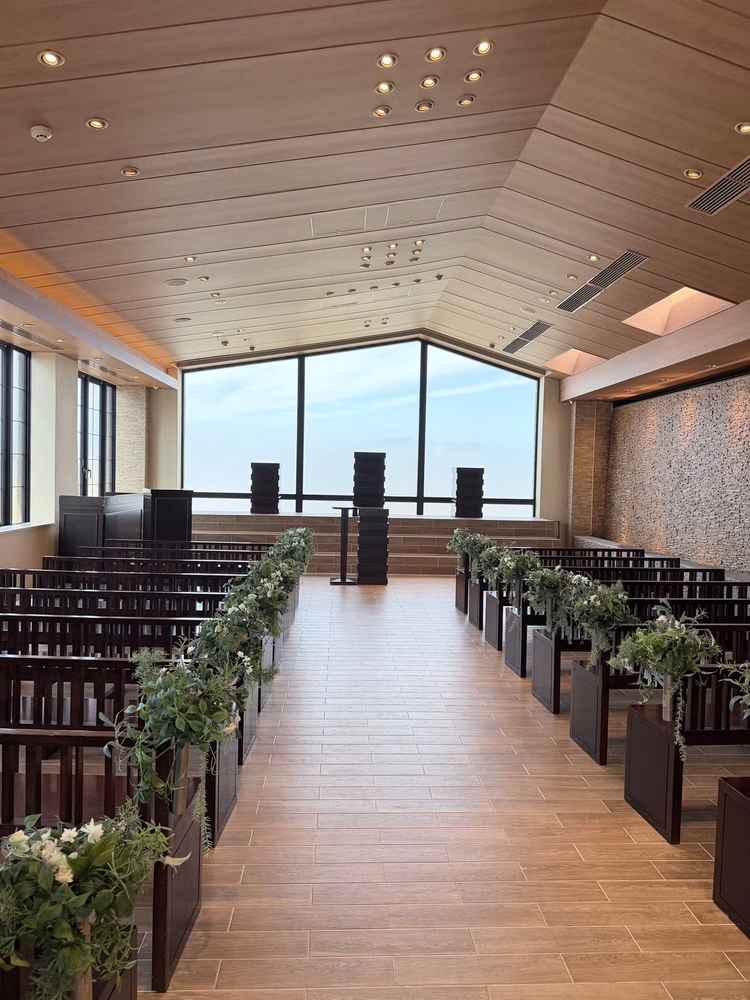 チャペルの右の壁は上から水が流れており、より自然な雰囲気を演出している。