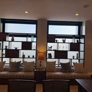 ゲスト待合室は落ち着いた雰囲気で、テーブル席だけではなく横並びのソファもあり様々な層に適している