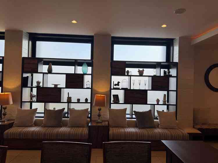 ゲスト待合室は落ち着いた雰囲気で、テーブル席だけではなく横並びのソファもあり様々な層に適している