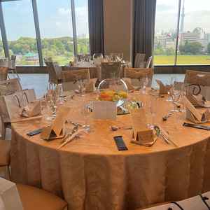 一つ目の披露宴会場。ここは窓が広く、景色が綺麗。会場も広く子供のゲストが多くてもゆったり過ごせそう。