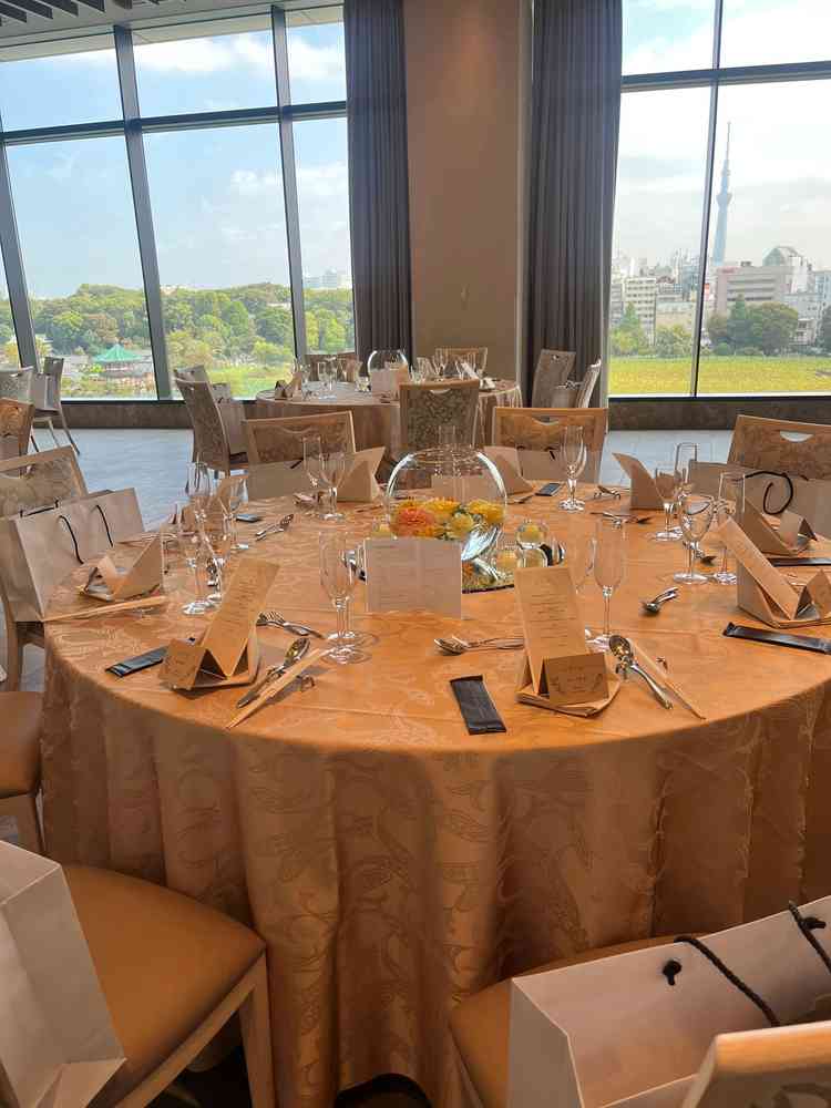 一つ目の披露宴会場。ここは窓が広く、景色が綺麗。会場も広く子供のゲストが多くてもゆったり過ごせそう。