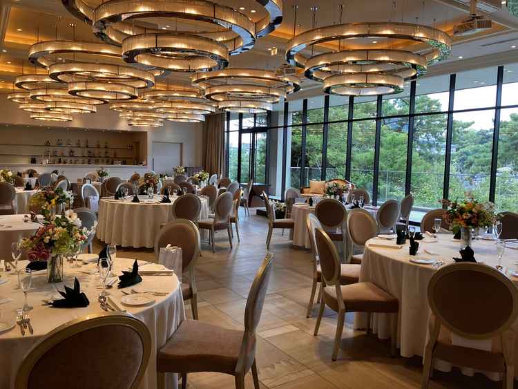 二つ目の披露宴会場です。こちらは明るい雰囲気でした。またバーカウンターもあり楽しめる空間でした。