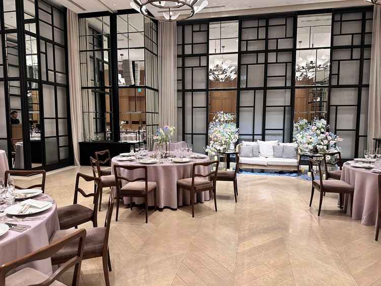 窓×鏡の空間が開放的でした。横長のため高砂の位置に立った時、縦の奥行きがなく少し寂しい印象でした。