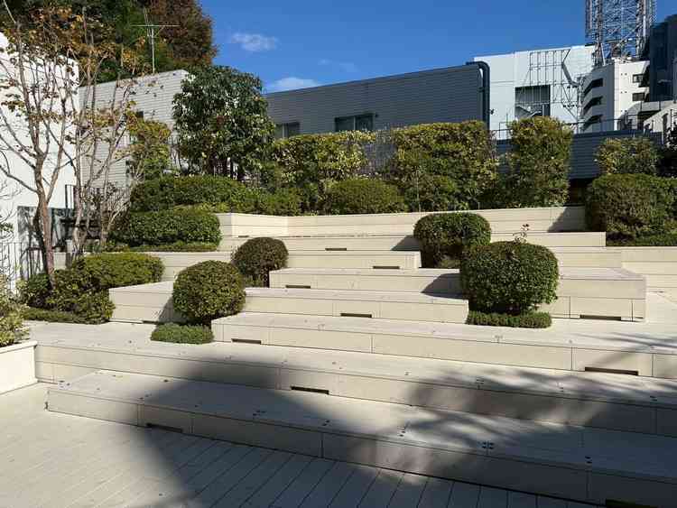 階段状になっているテラスでは集合写真が撮れる。