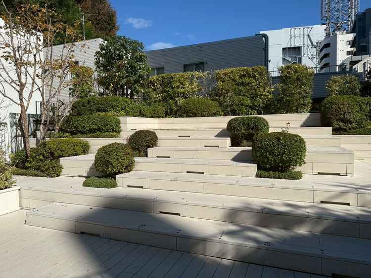 階段状になっているテラスでは集合写真が撮れる。