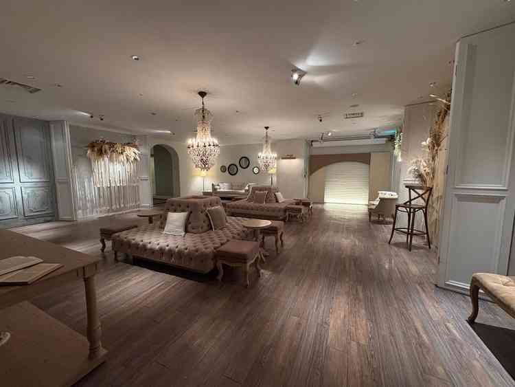 ロビーからチャペルへ続く扉まで、フェミニンですごく可愛らしい雰囲気でした。お姫様みたいです。