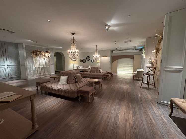 ロビーからチャペルへ続く扉まで、フェミニンですごく可愛らしい雰囲気でした。お姫様みたいです。