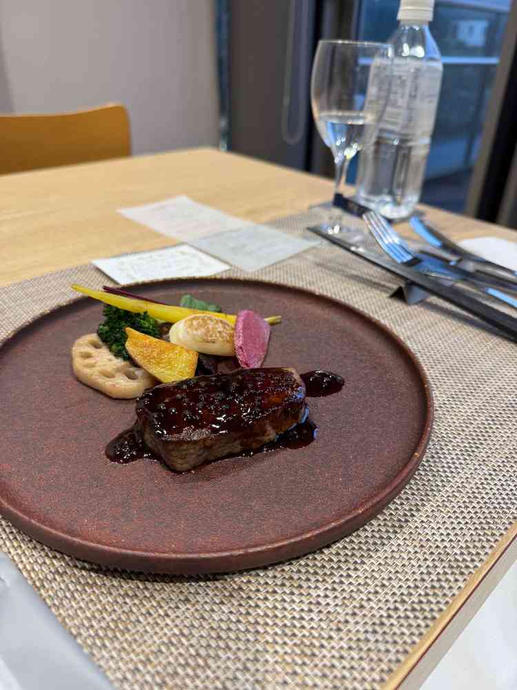 試食のお肉料理。野菜にこだわっており、一つ一つの食材から甘味を感じました。