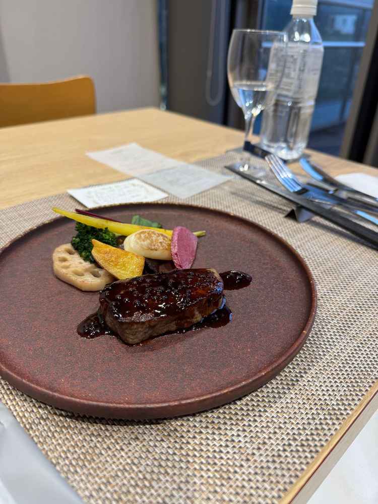 試食のお肉料理。野菜にこだわっており、一つ一つの食材から甘味を感じました。